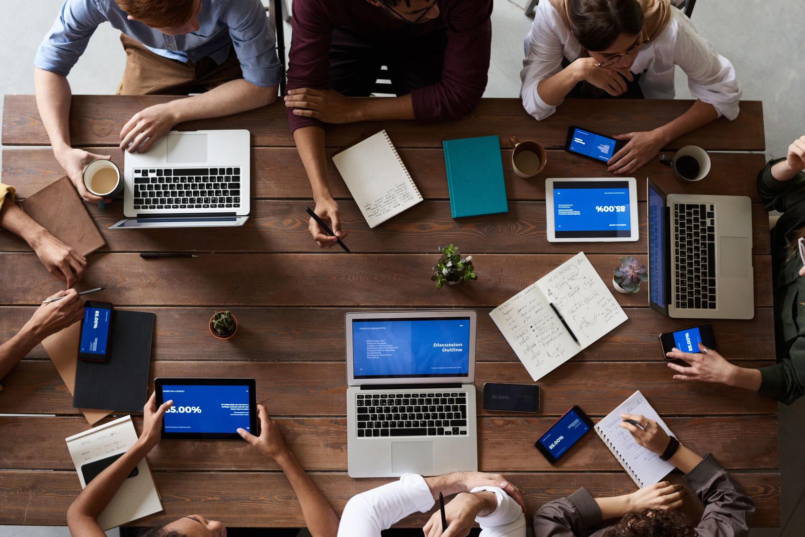 Vue de dessus d’une réunion de travail avec ordinateurs et documents